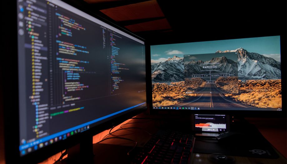 doble pantalla con código y pagina web