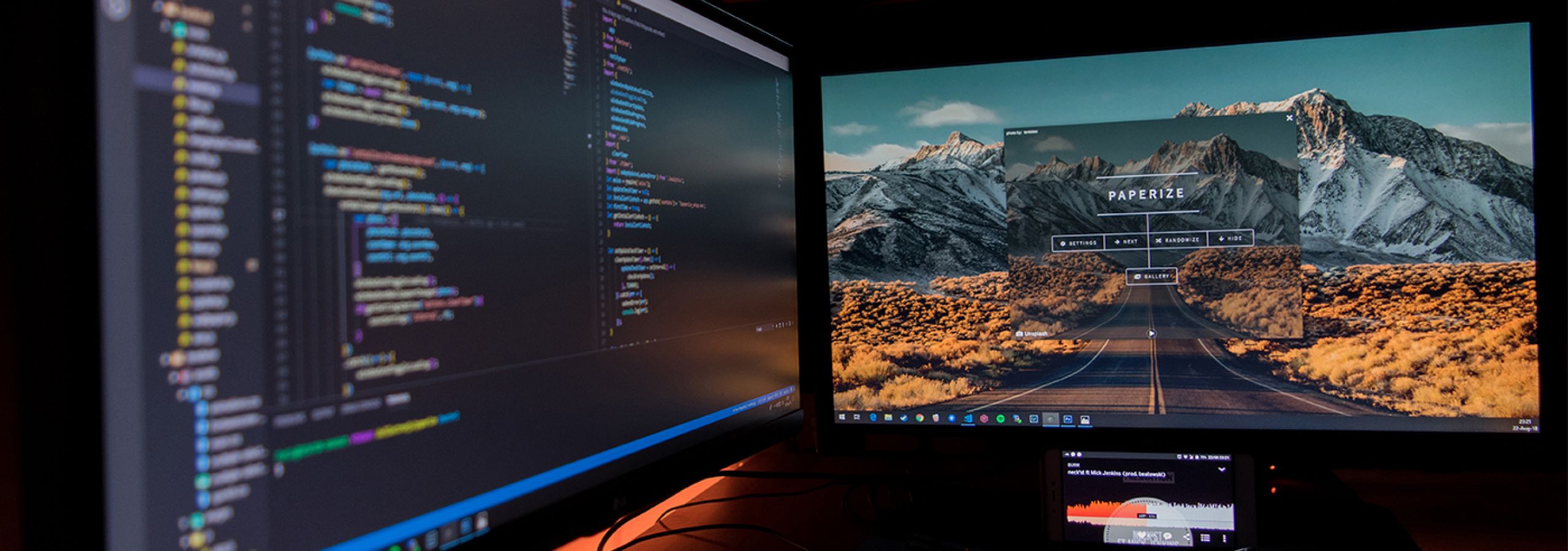 doble pantalla con código y pagina web